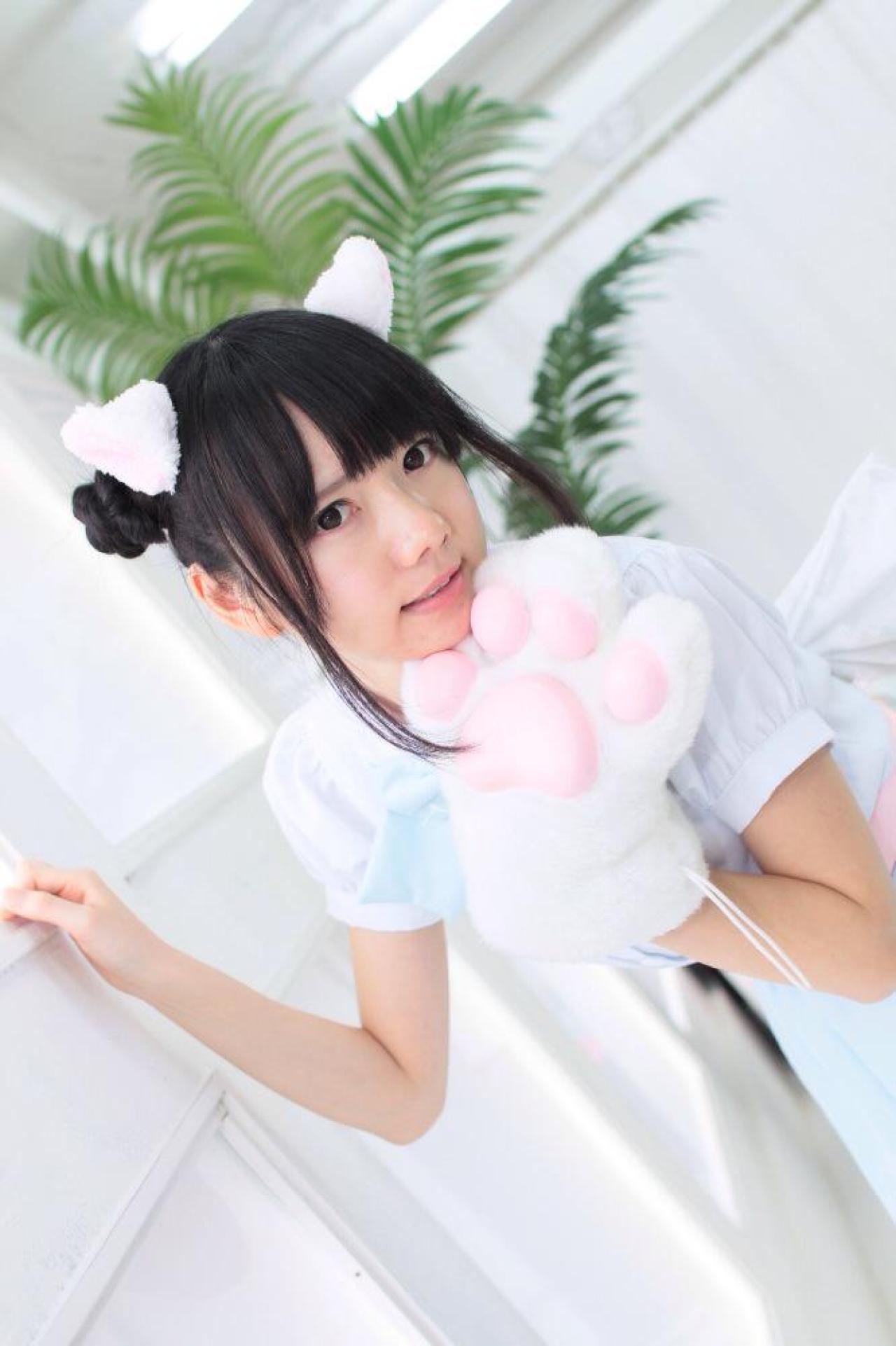 あっきん扮猫耳娘前倾身子扶窗，抬起猫爪手套撑着下巴