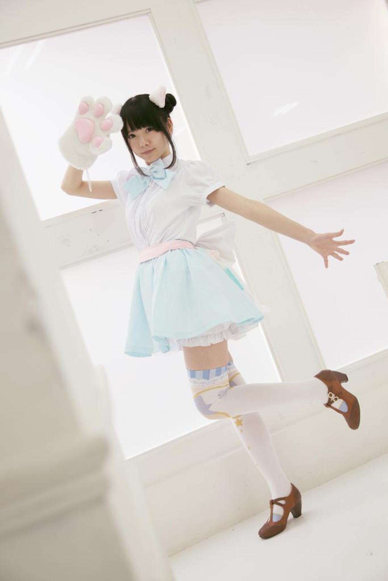 あっきん扮猫耳娘窗前站姿，猫爪敬礼