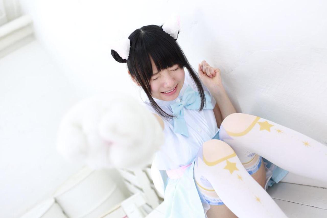 あっきん扮猫耳娘坐在长椅，抬起双臂闭眼害怕的样子