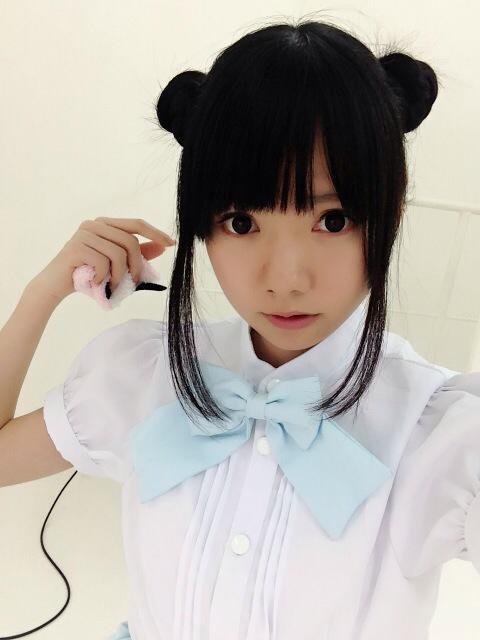 あっきん梳着包子头戴着蝴蝶结自拍