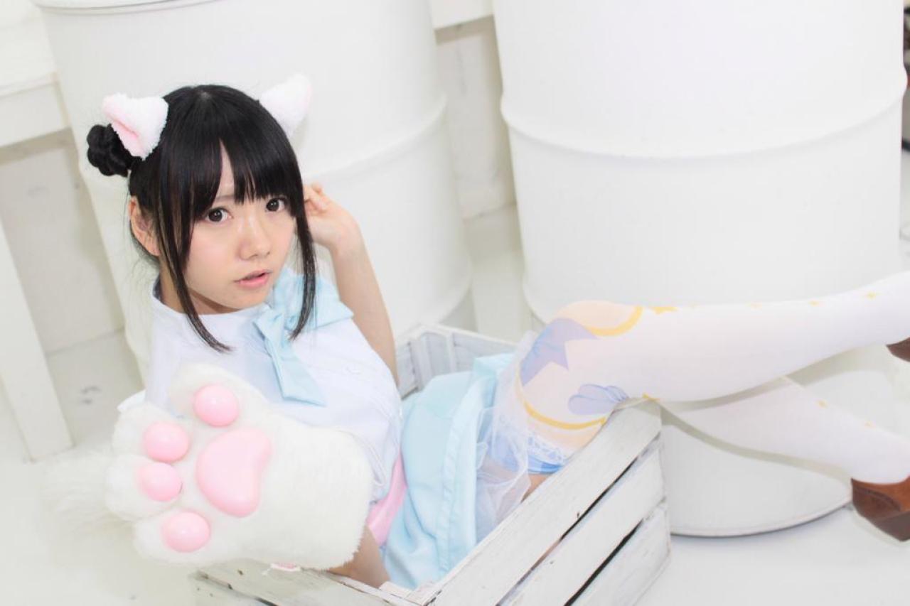 あっきん扮猫耳娘侧身坐在箱子里