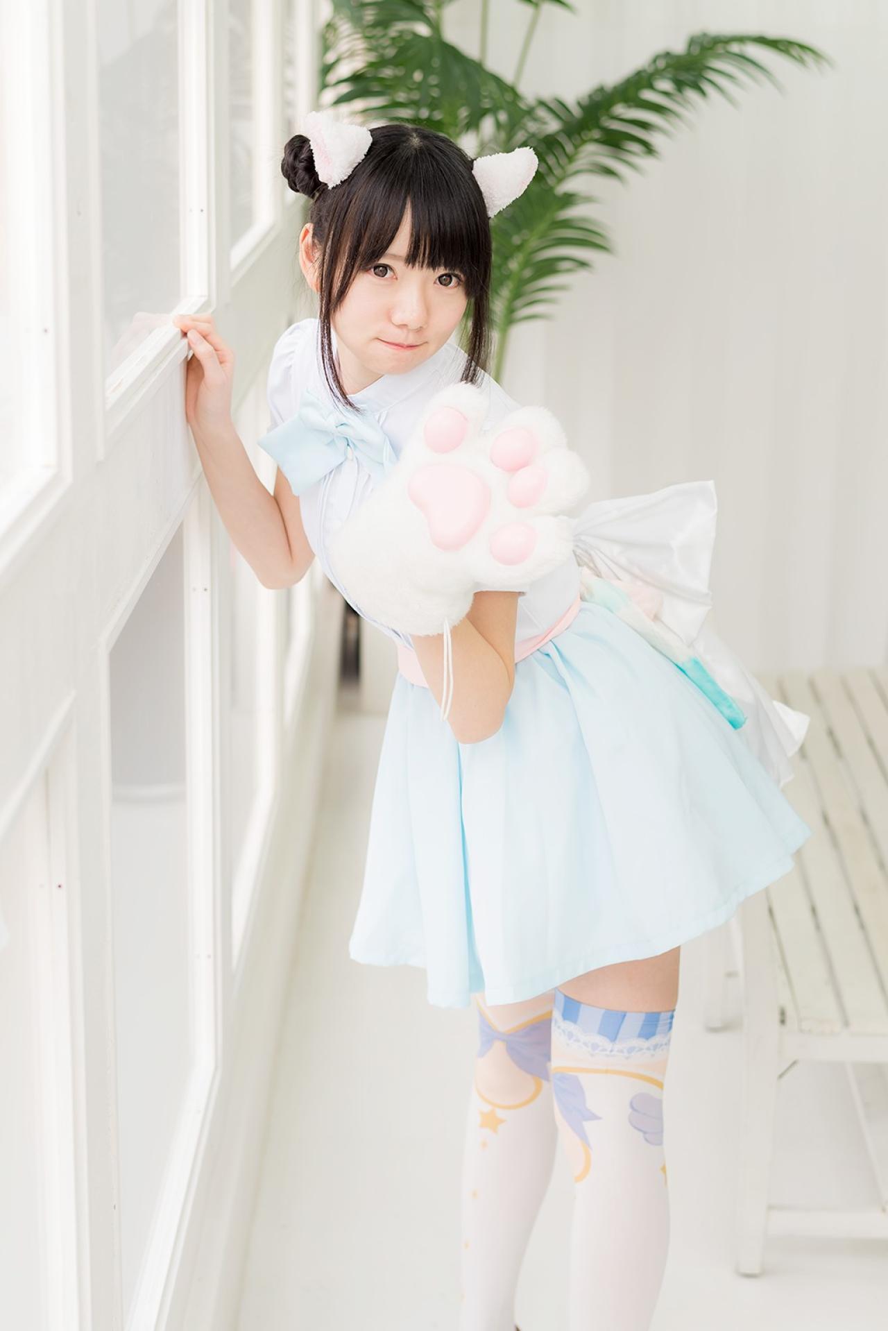 あっきん扮猫耳娘侧身扒在窗口抿嘴卖萌