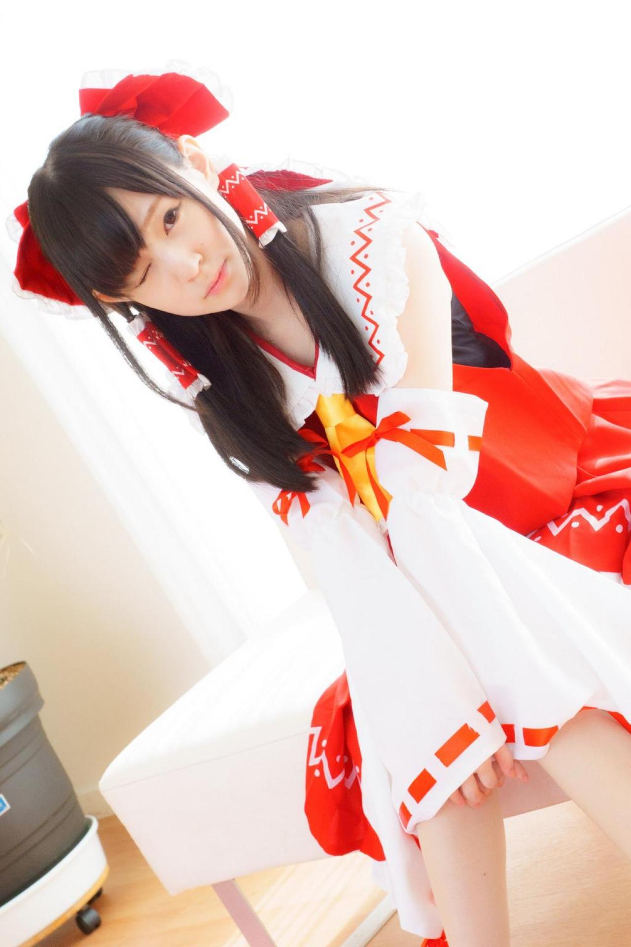 近衛りこ扮博丽灵梦坐在窗前眨眼卖萌 摄影师ぬこ猫作品