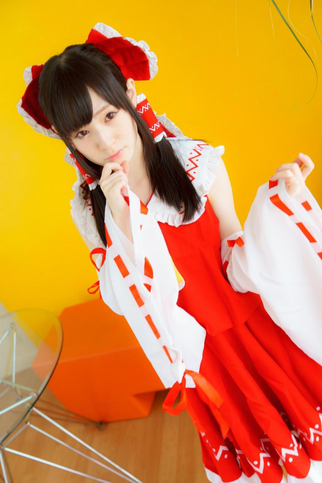 近衛りこ扮博丽灵梦颔首站在圆桌旁