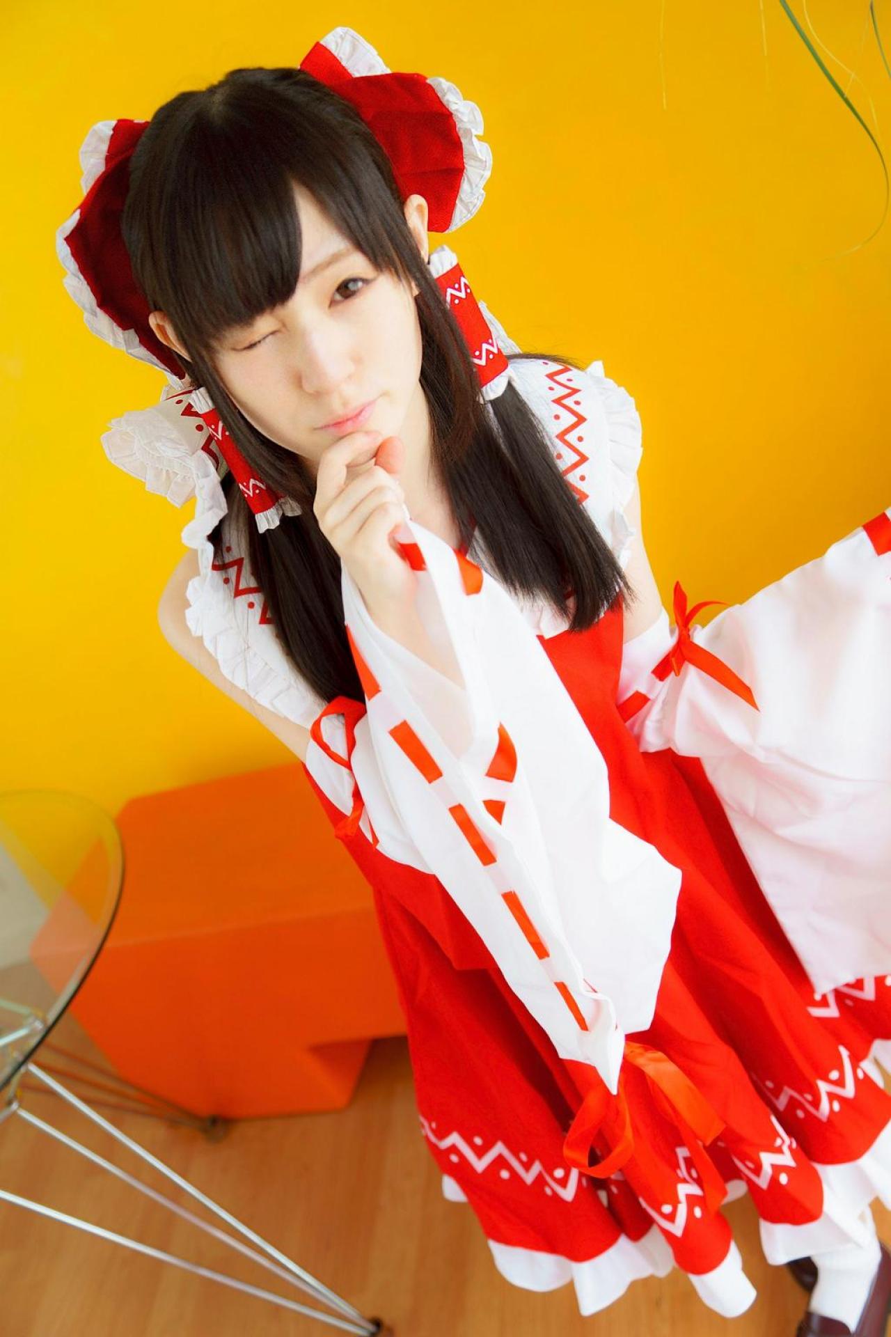 近衛りこ扮博丽灵梦站在圆桌旁眨眼卖萌