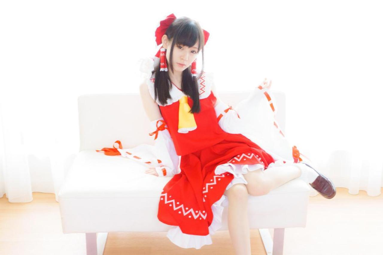 近衛りこ扮博丽灵梦坐在沙发上，抬起左臂和左腿