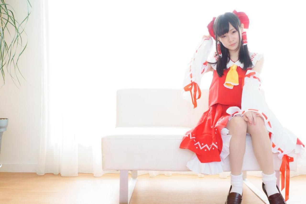 近衛りこ扮博丽灵梦坐在窗前的沙发上