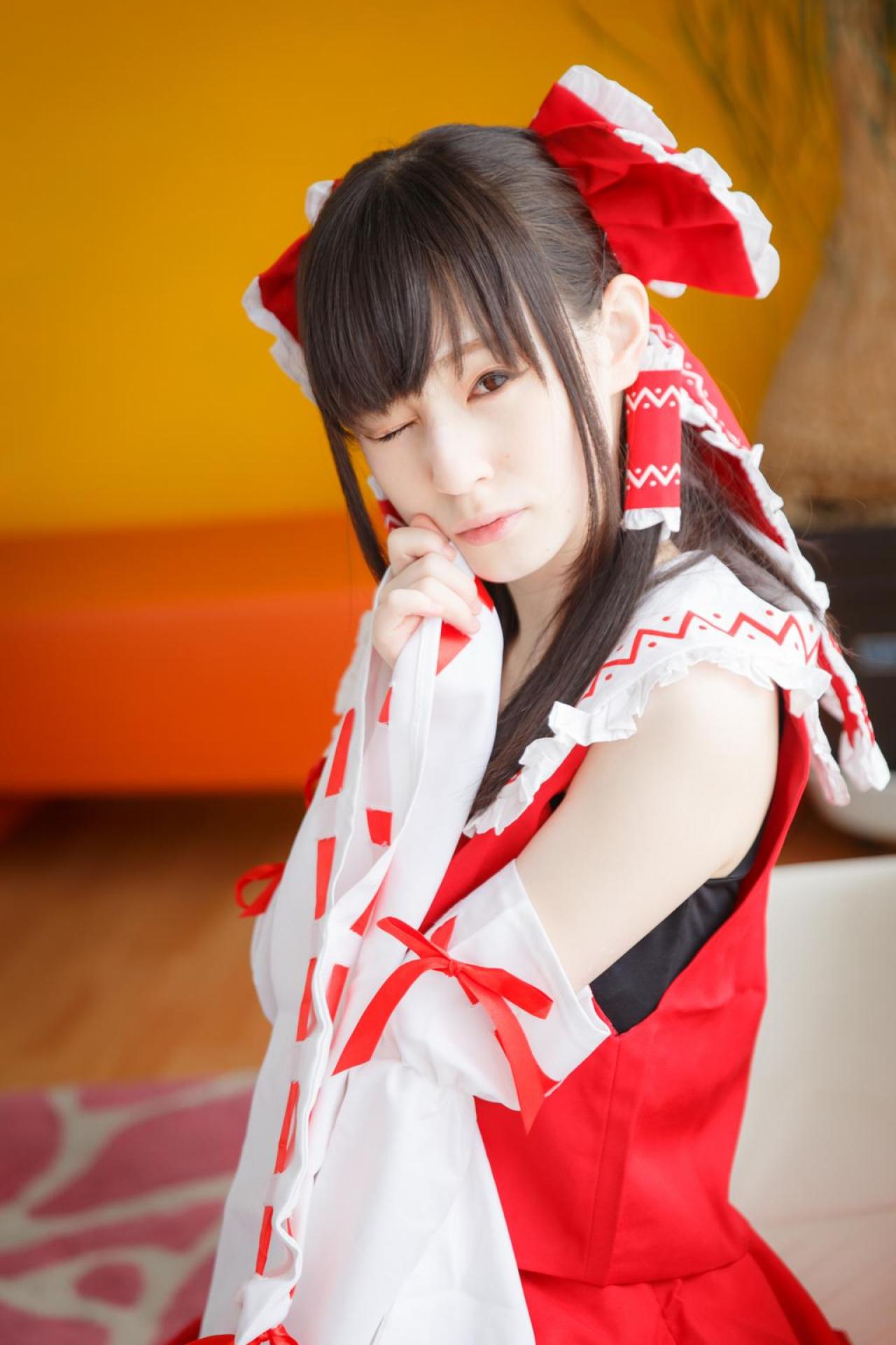 近衛りこ扮博丽灵梦侧身轻扶脸颊眨眼卖萌