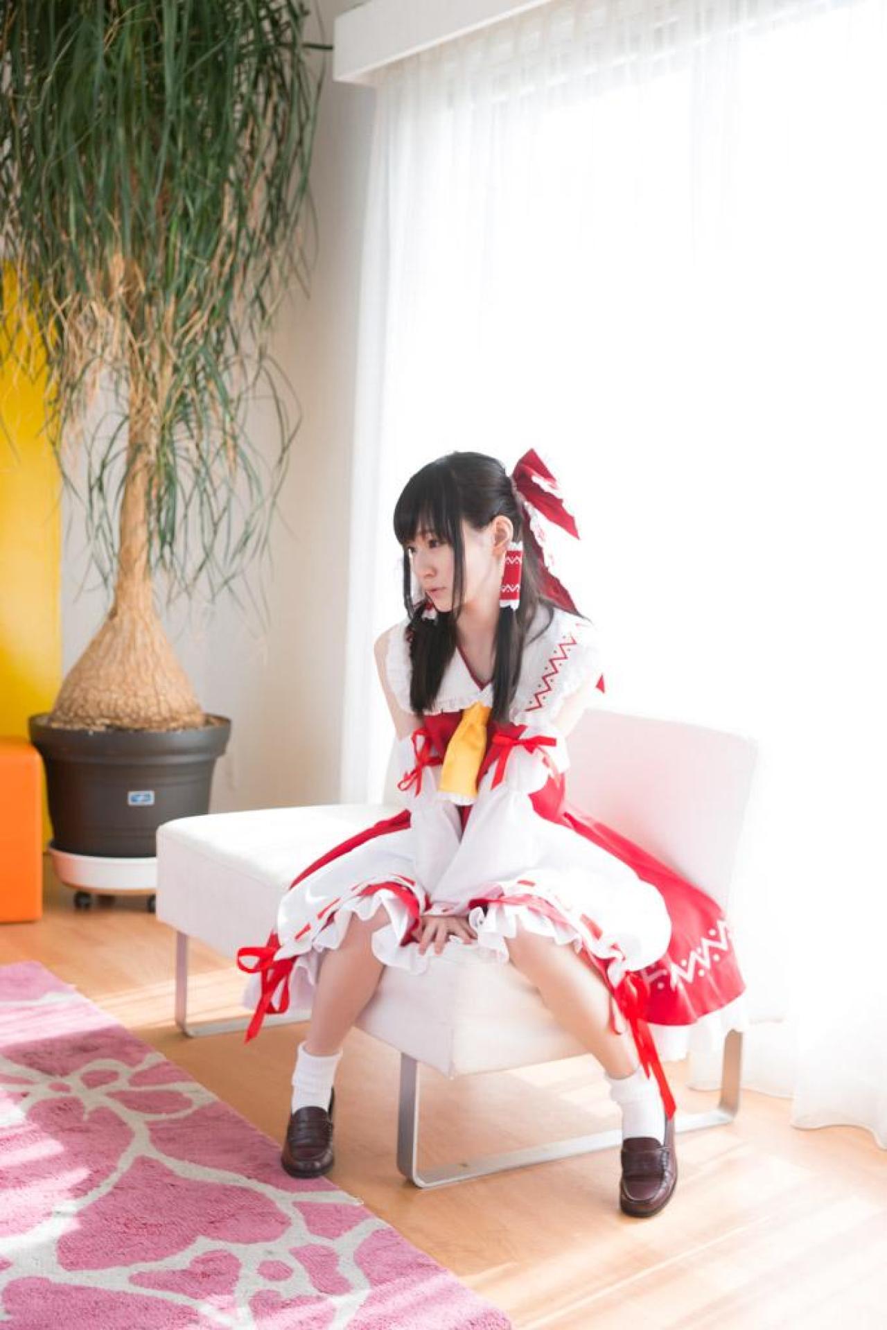 近衛りこ扮博丽灵梦坐在沙发，双手撑在沙发的一角上