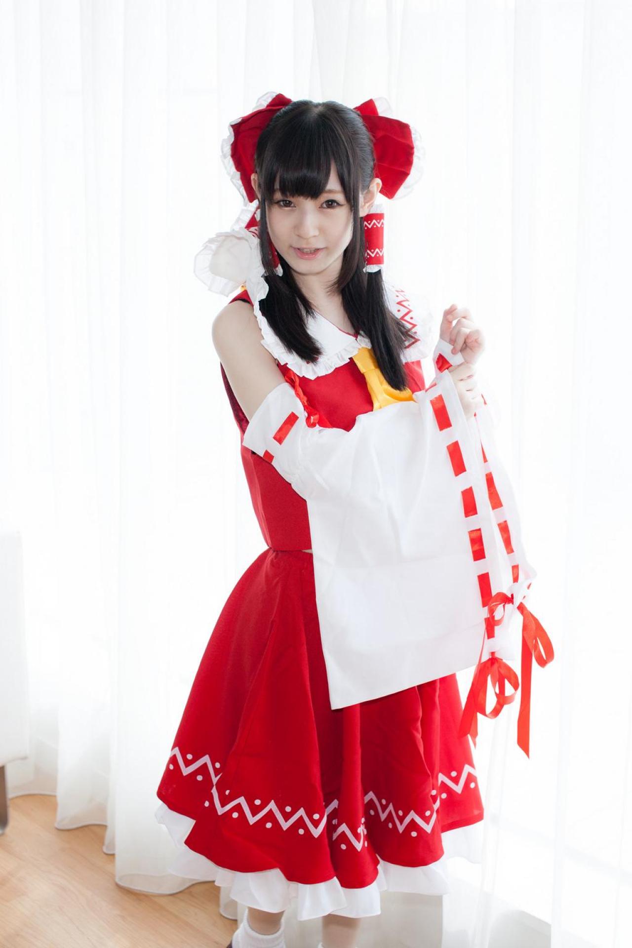 近衛りこ扮博丽灵梦站在窗帘前，右手扶在左臂的袖摆上