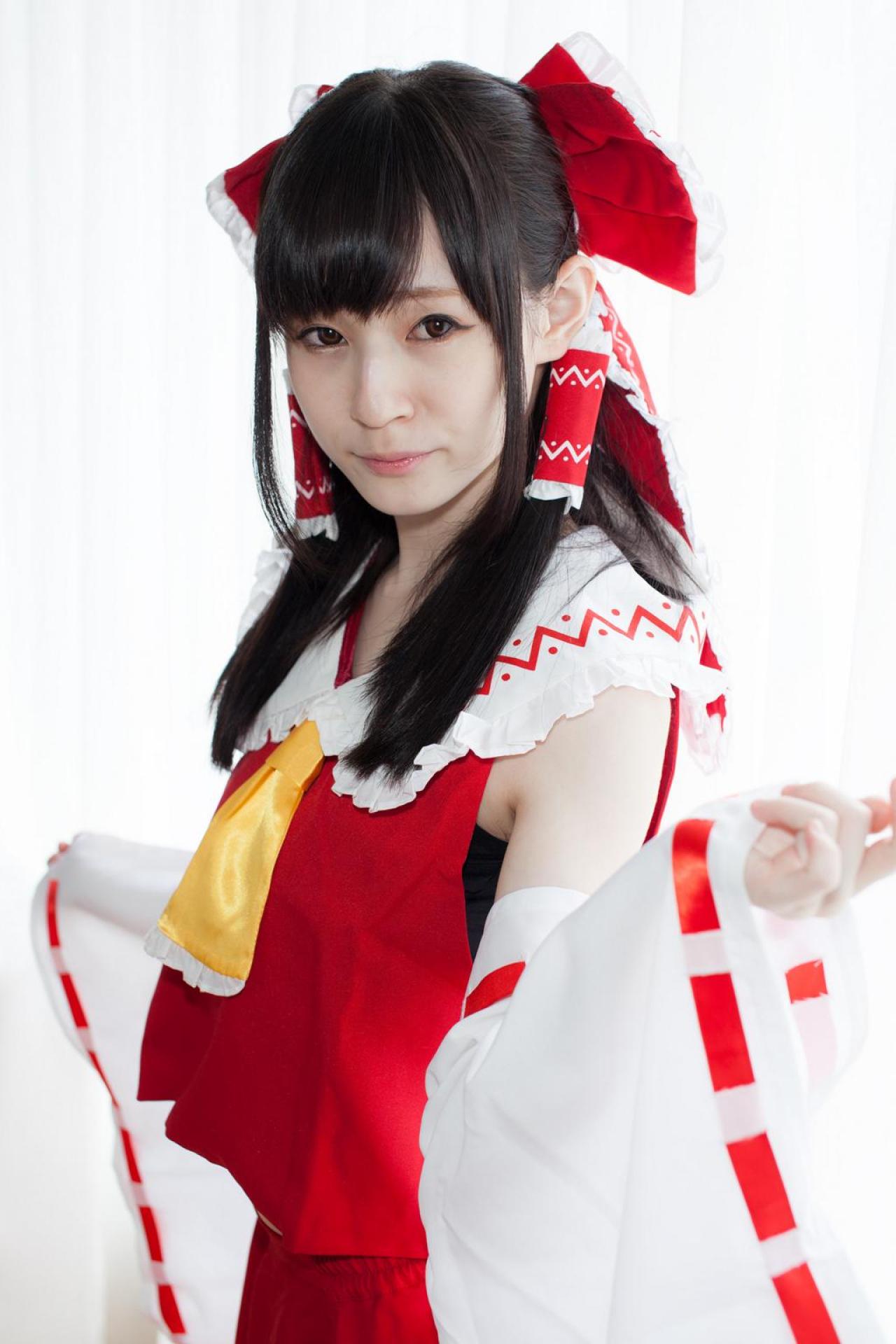 近衛りこ扮博丽灵梦抬起双手站在窗帘前