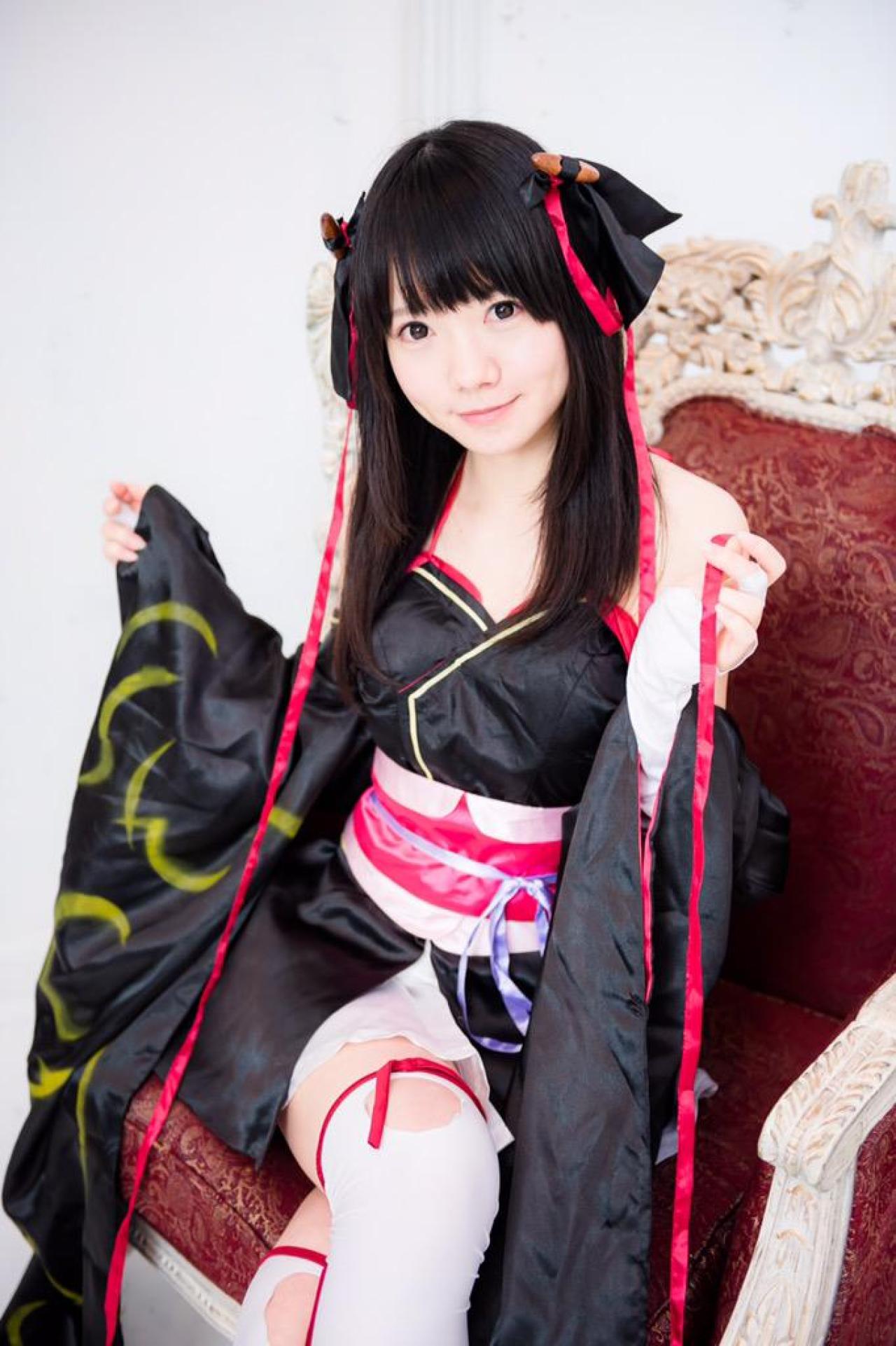 あっきん扮夜夜坐在椅子上