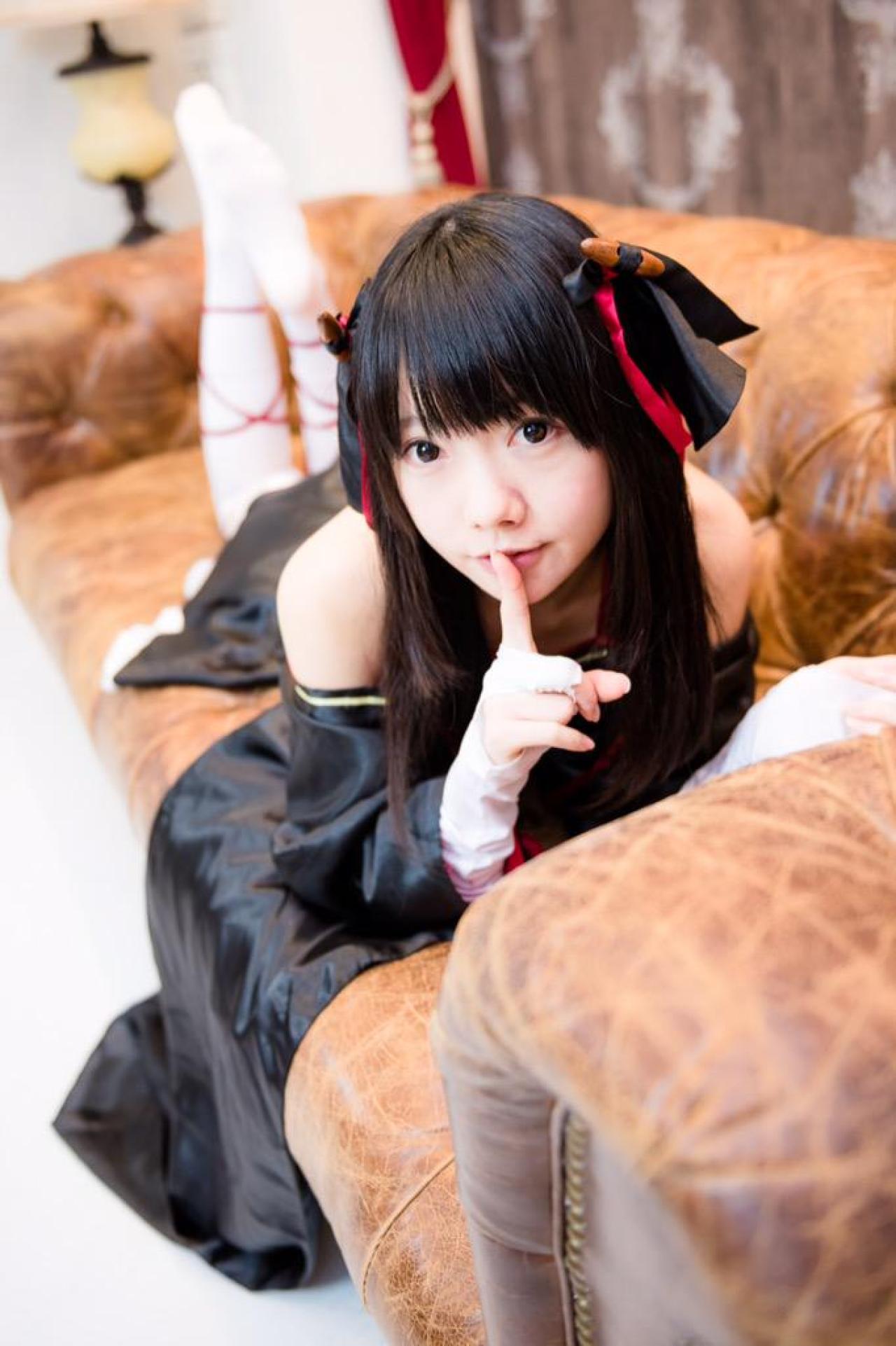 あっきん扮夜夜扒在沙发，作嘘手势卖萌