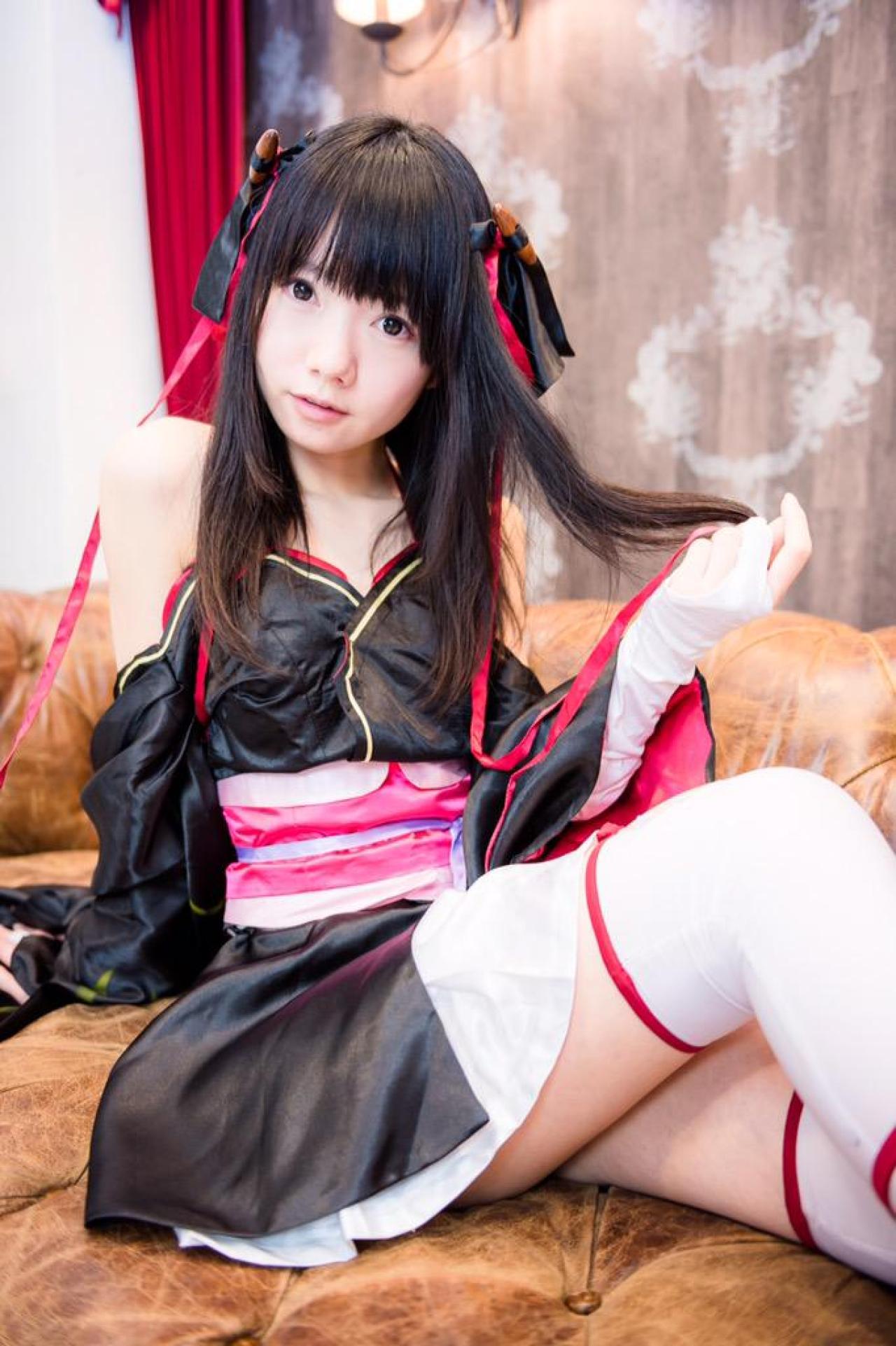 あっきん扮夜夜坐在沙发，轻扶发梢