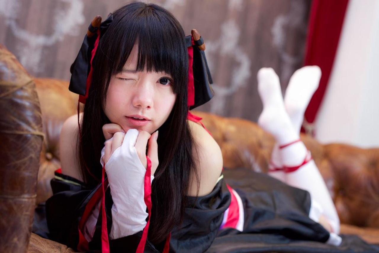 あっきん扮夜夜扒在沙发上，眨眼卖萌