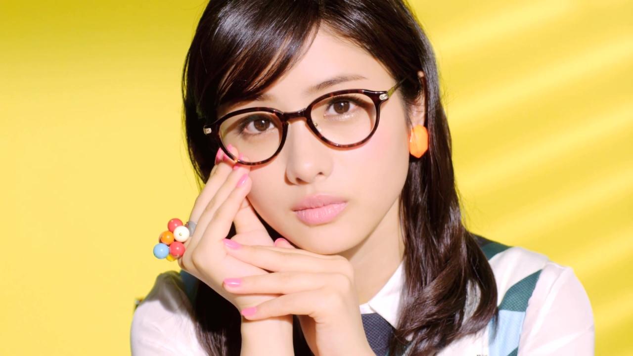 戴着眼镜撑着头的石原里美表情