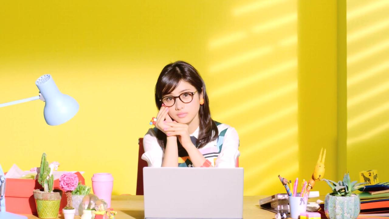 戴着眼镜，撑着头看着笔记本的石原里美表情