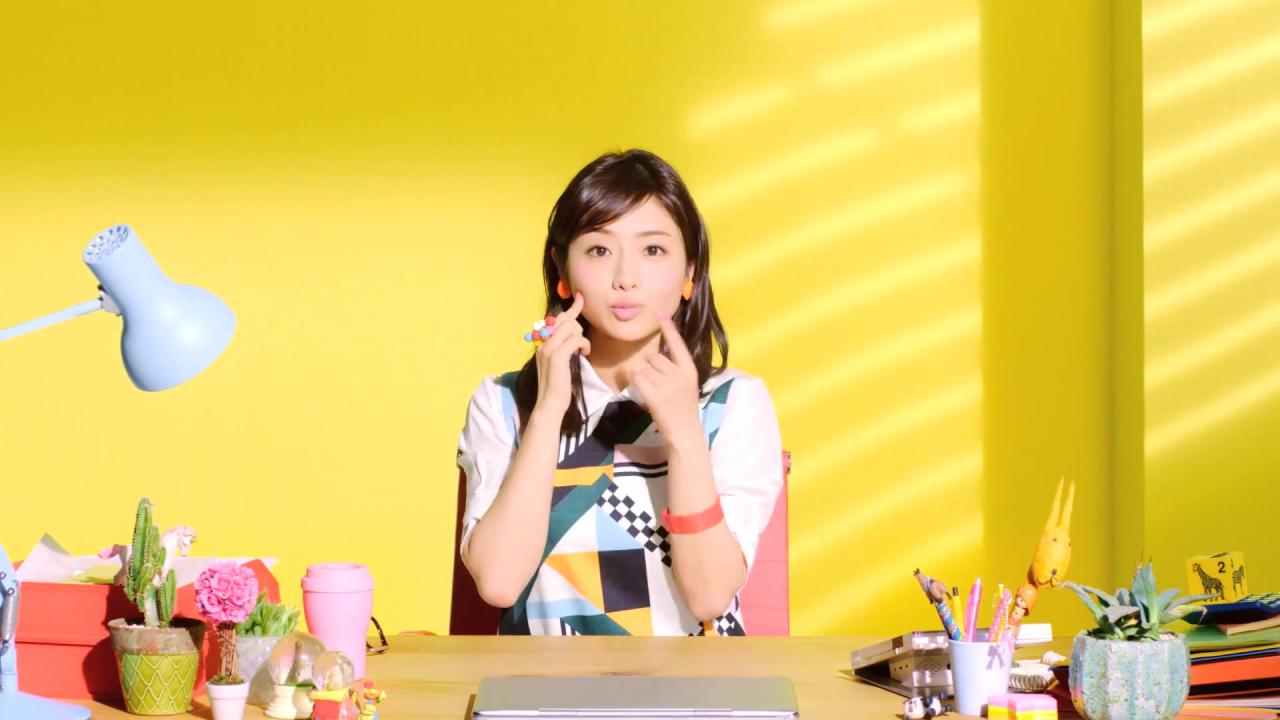 双手戳脸，嘟嘴卖萌的石原里美表情