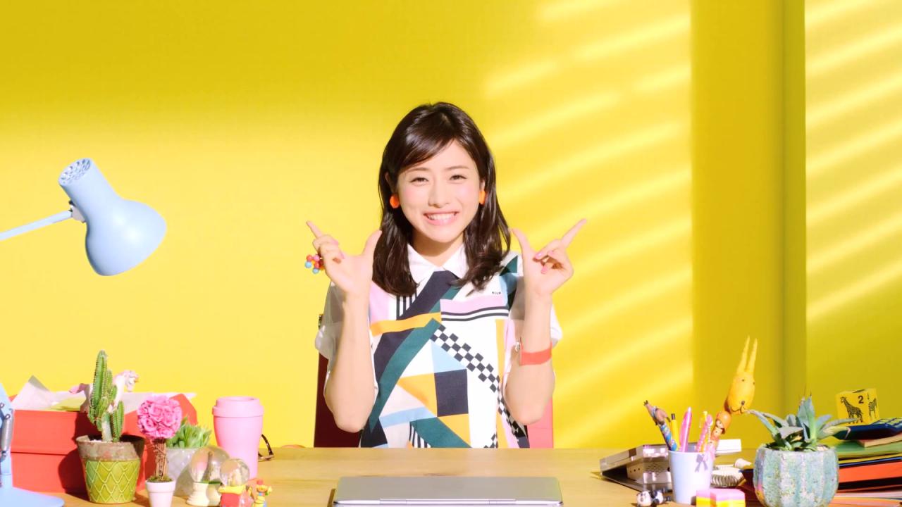 双手作八字手势微笑的石原里美表情