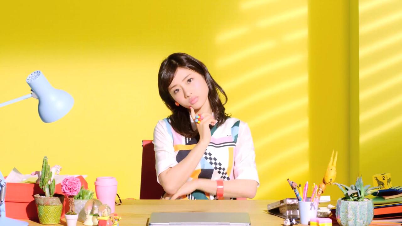 歪着头，撑着下巴嘟嘴的石原里美表情