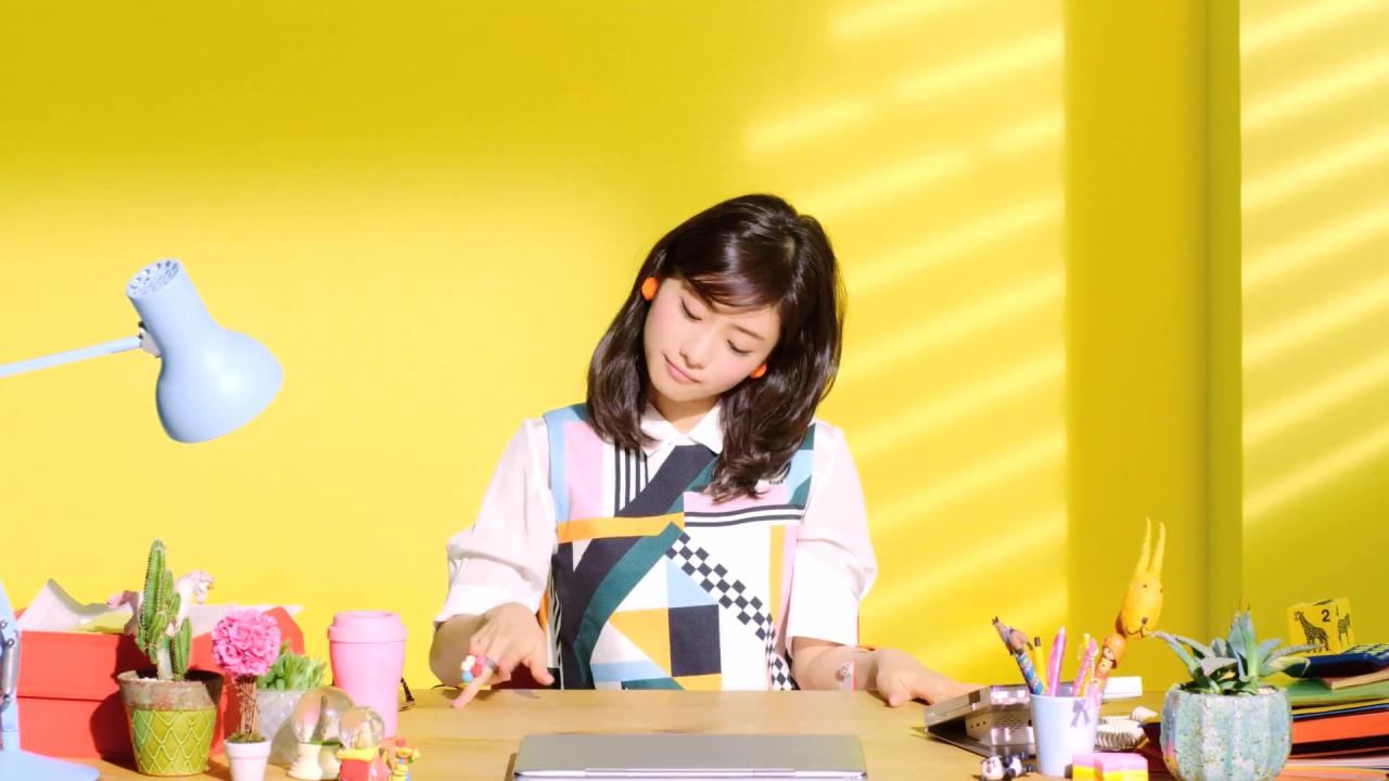 右手在课桌上比划的石原里美表情