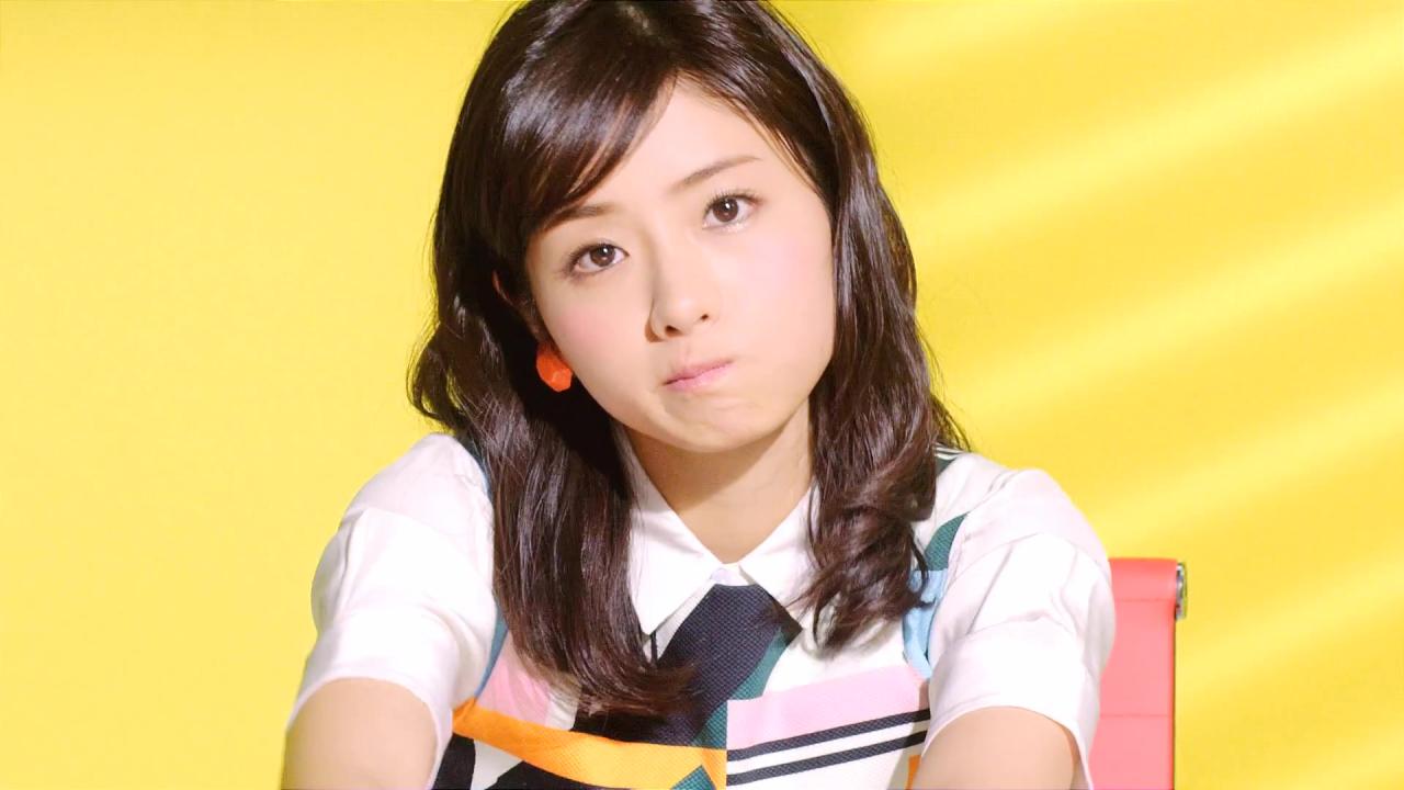 双手扒在课桌上，撇嘴嘟嘴卖萌的石原里美表情