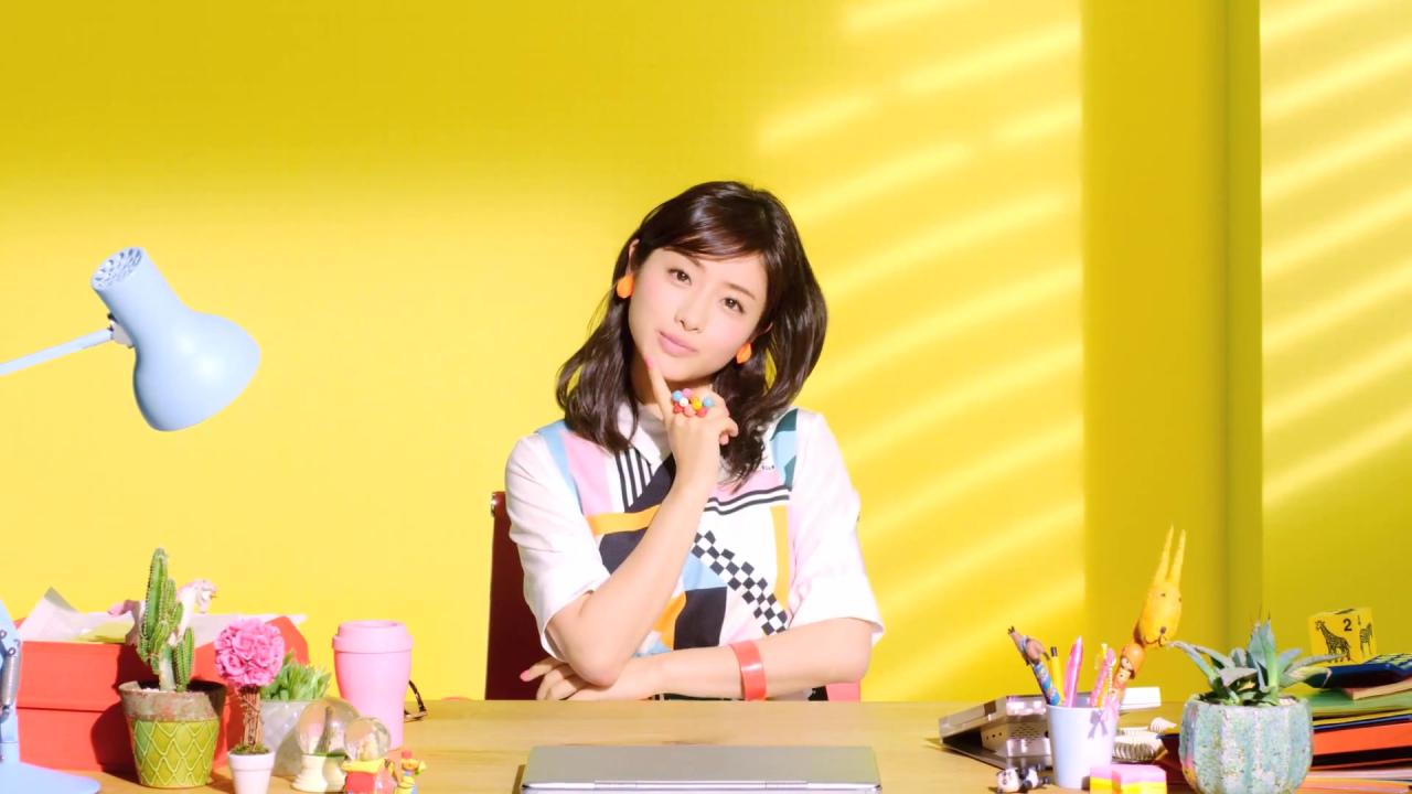 左臂放在腰间，右手撑在左臂上，戳脸的石原里美表情