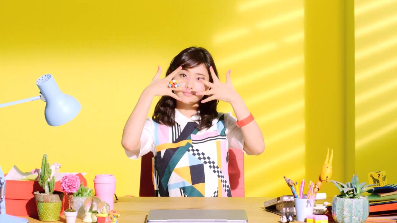 双手五指张开露出眼睛的石原里美表情