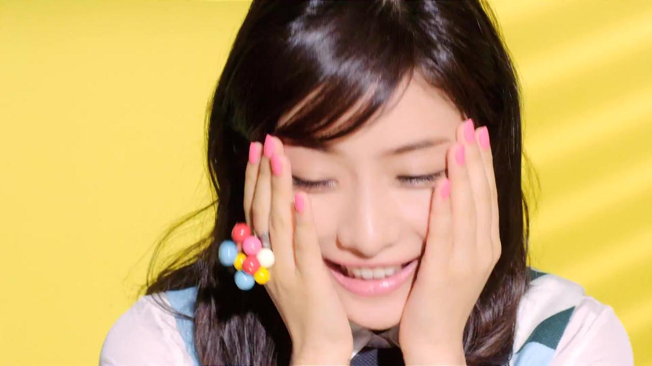 双手捧着脸，不好意思害羞的石原里美表情