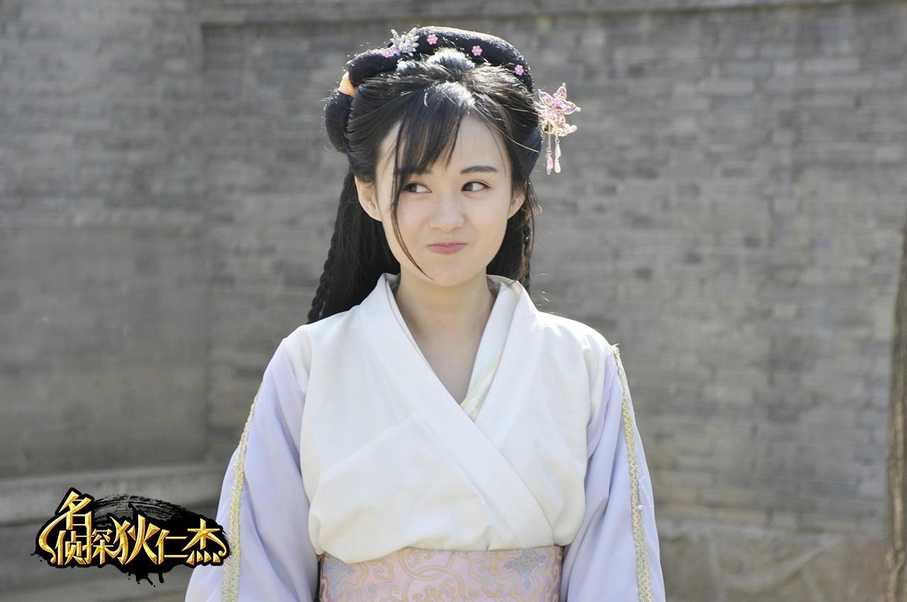 郑合惠子扮白洁斜眼露出酒窝的表情