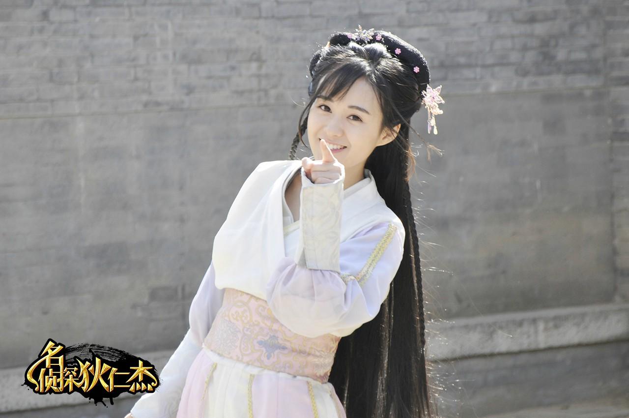 郑合惠子扮白洁伸出食指微笑表情