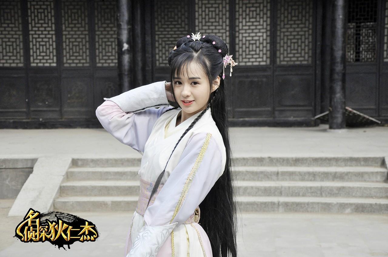 郑合惠子扮白洁轻扶发梢微笑表情