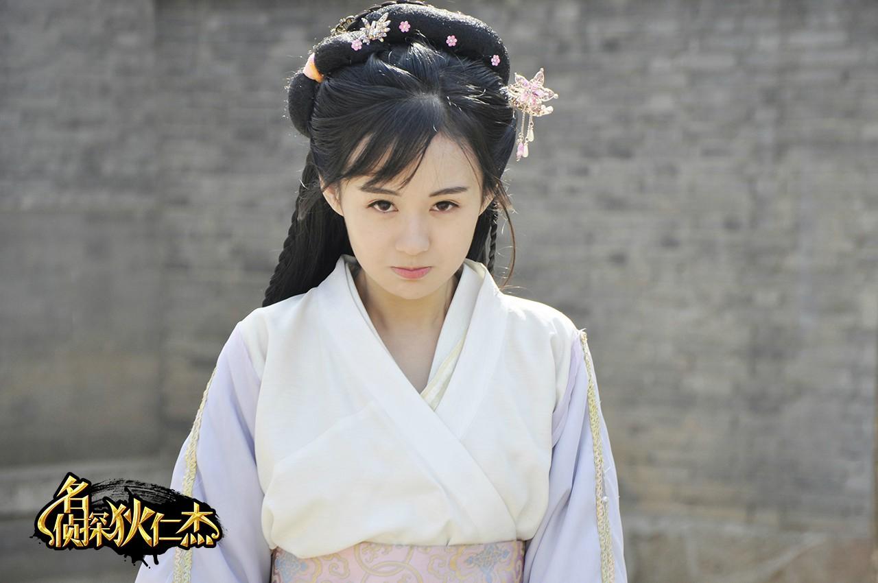 郑合惠子扮白洁颔首傲娇表情