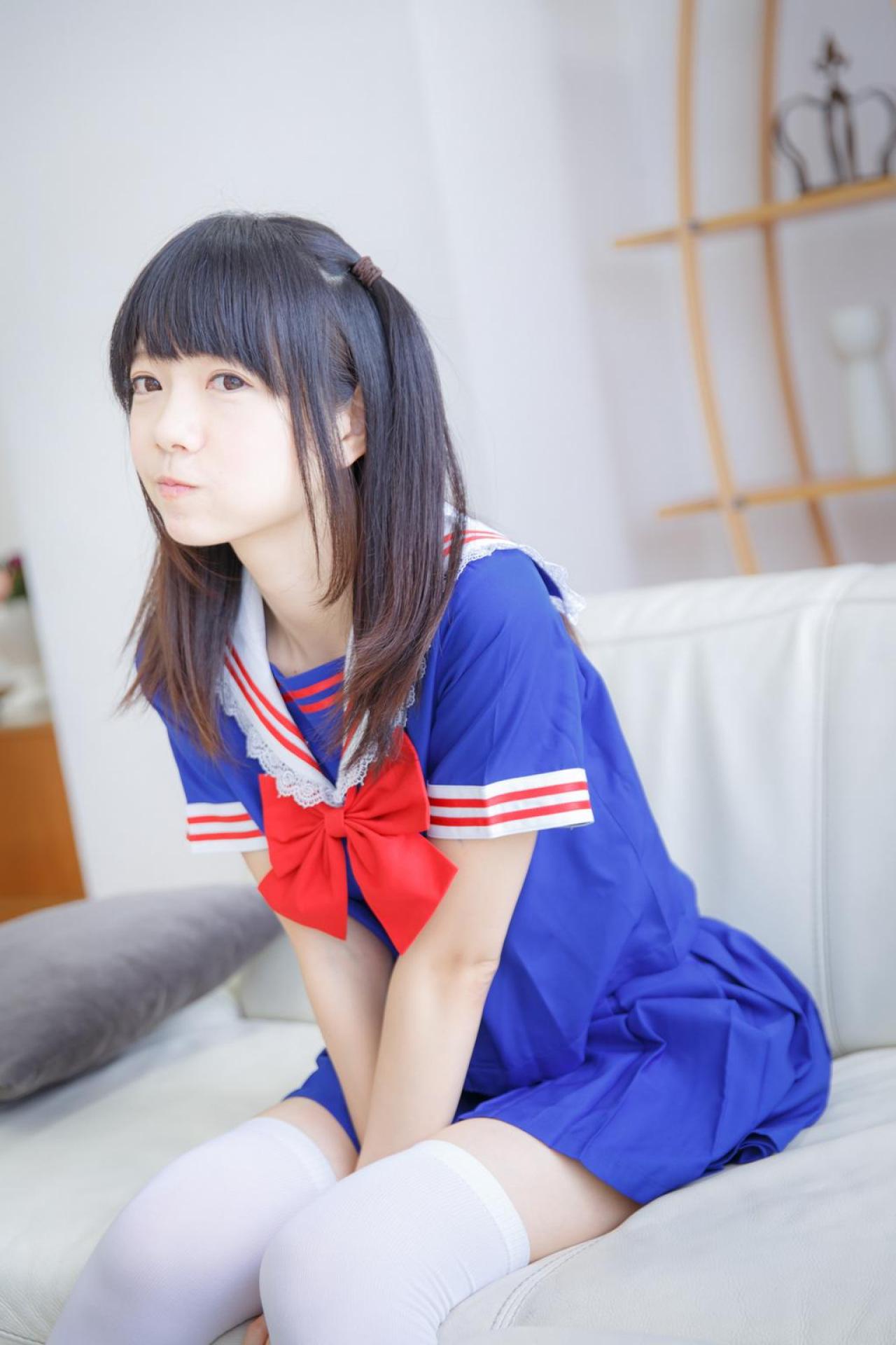 あっきん坐在沙发嘟嘴卖萌