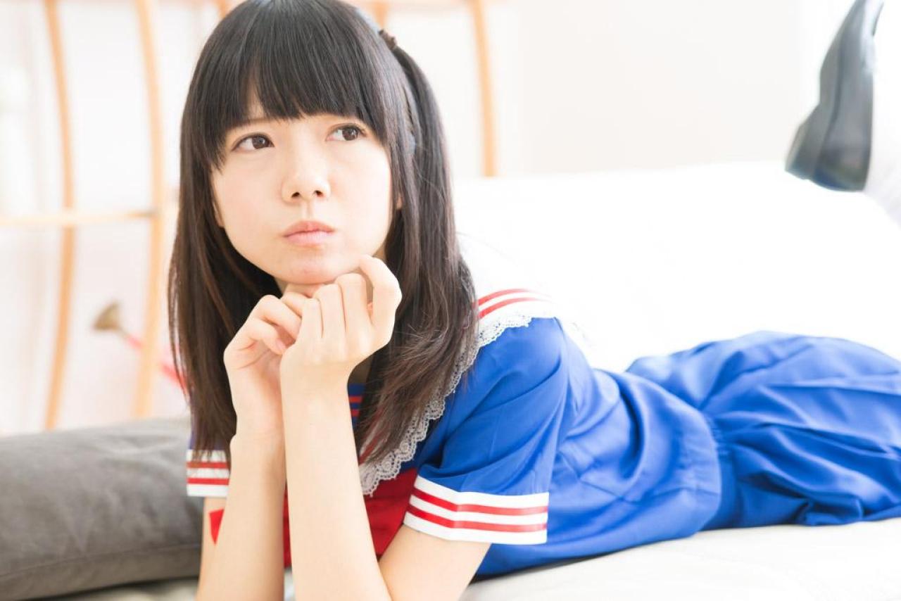 あっきん扒在沙发上，嘟嘴卖萌