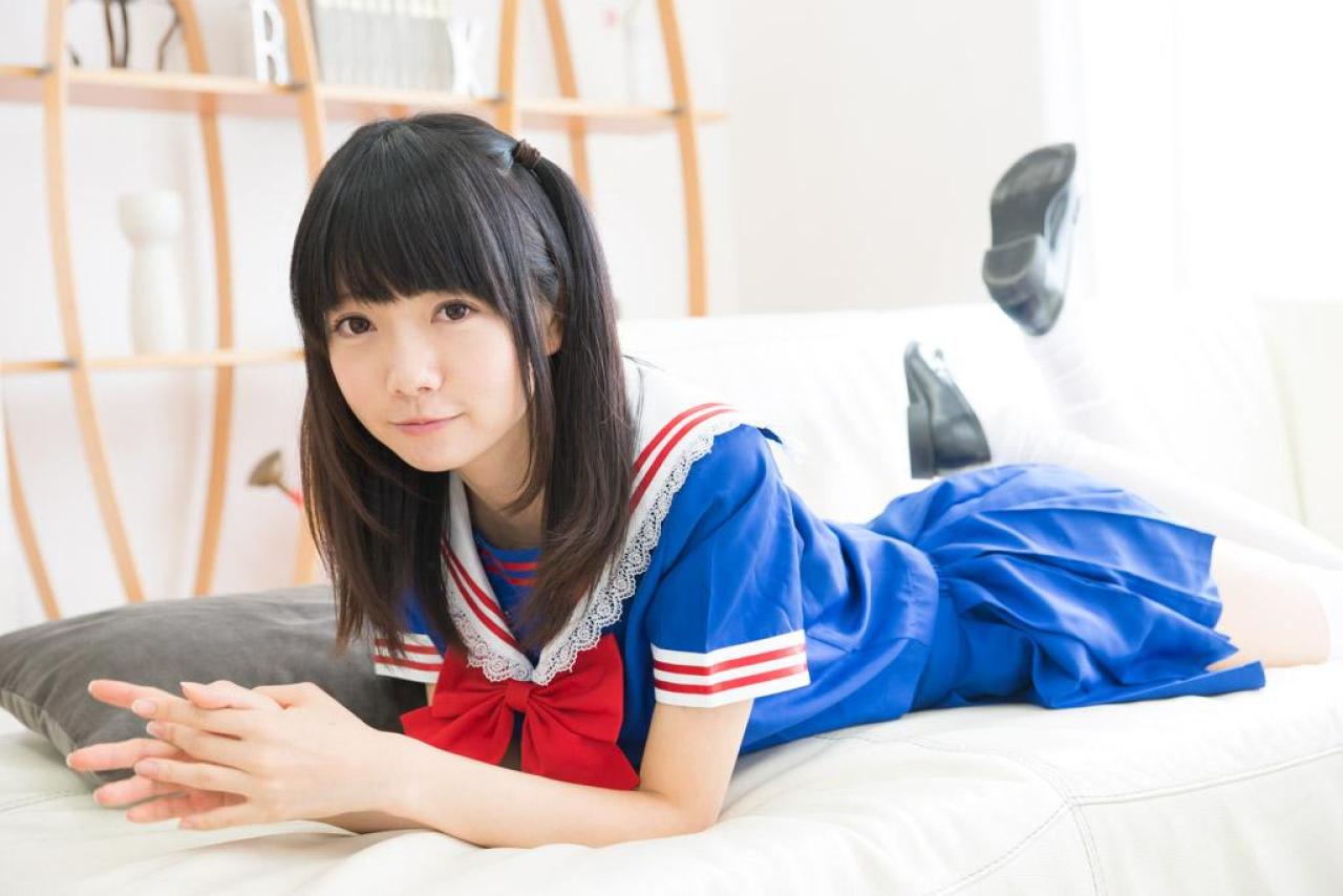 あっきん双手撑着，扒在沙发上