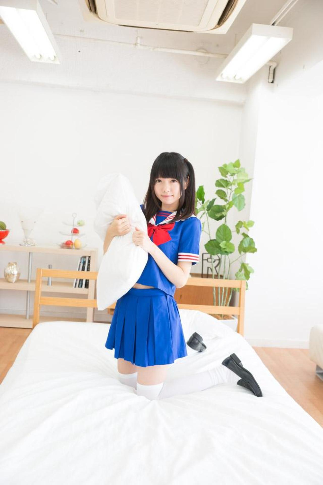 あっきん抱着枕头跪坐在床上