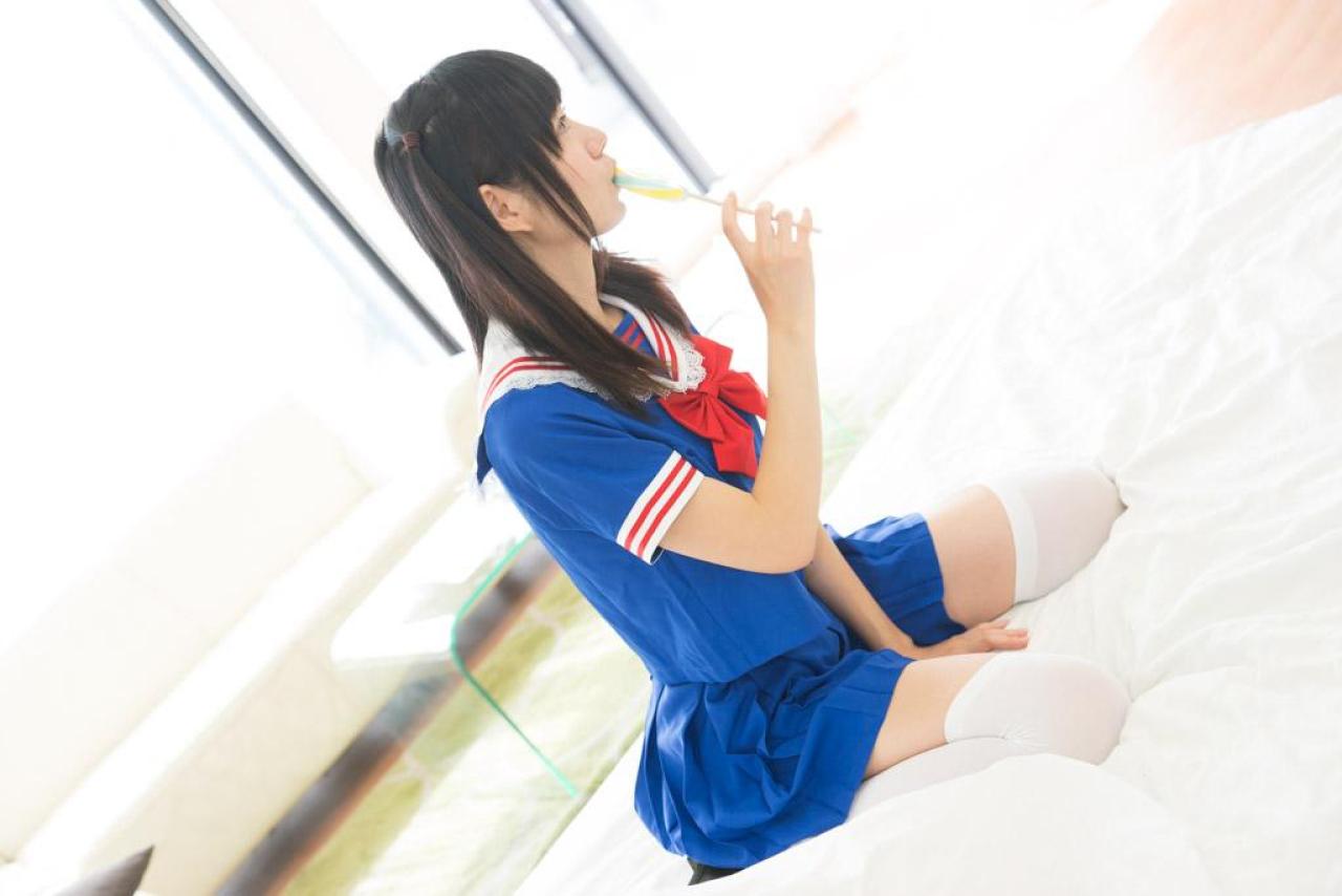 あっきん轻咬棒棒糖 侧面照