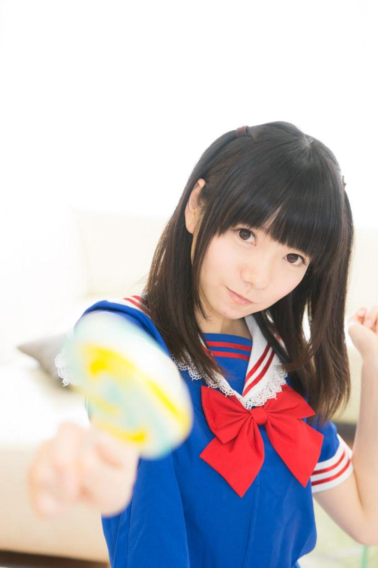 あっきん抬起左手，将棒棒糖举到镜头前