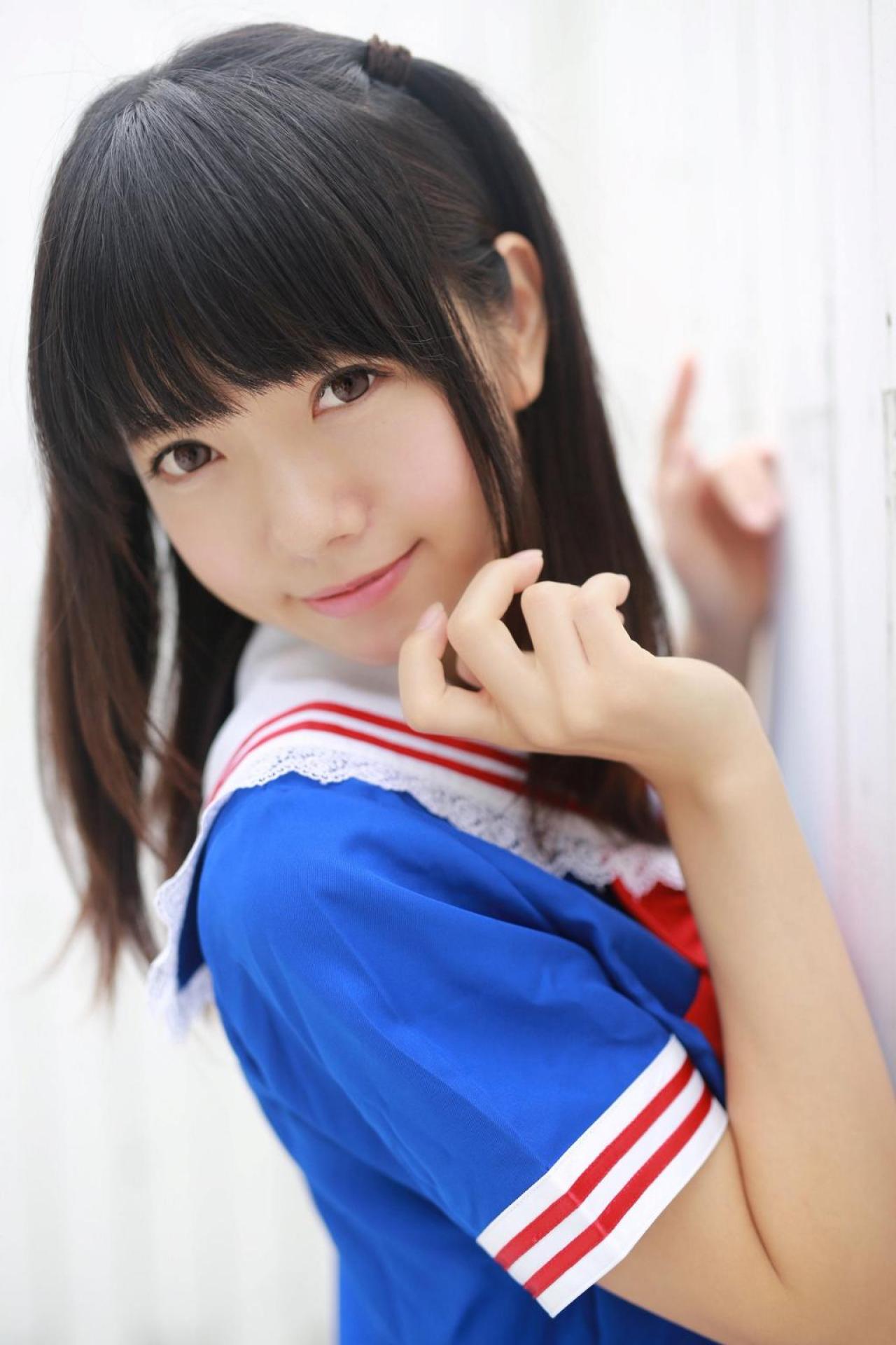 あっきん侧身扒在墙上，微笑