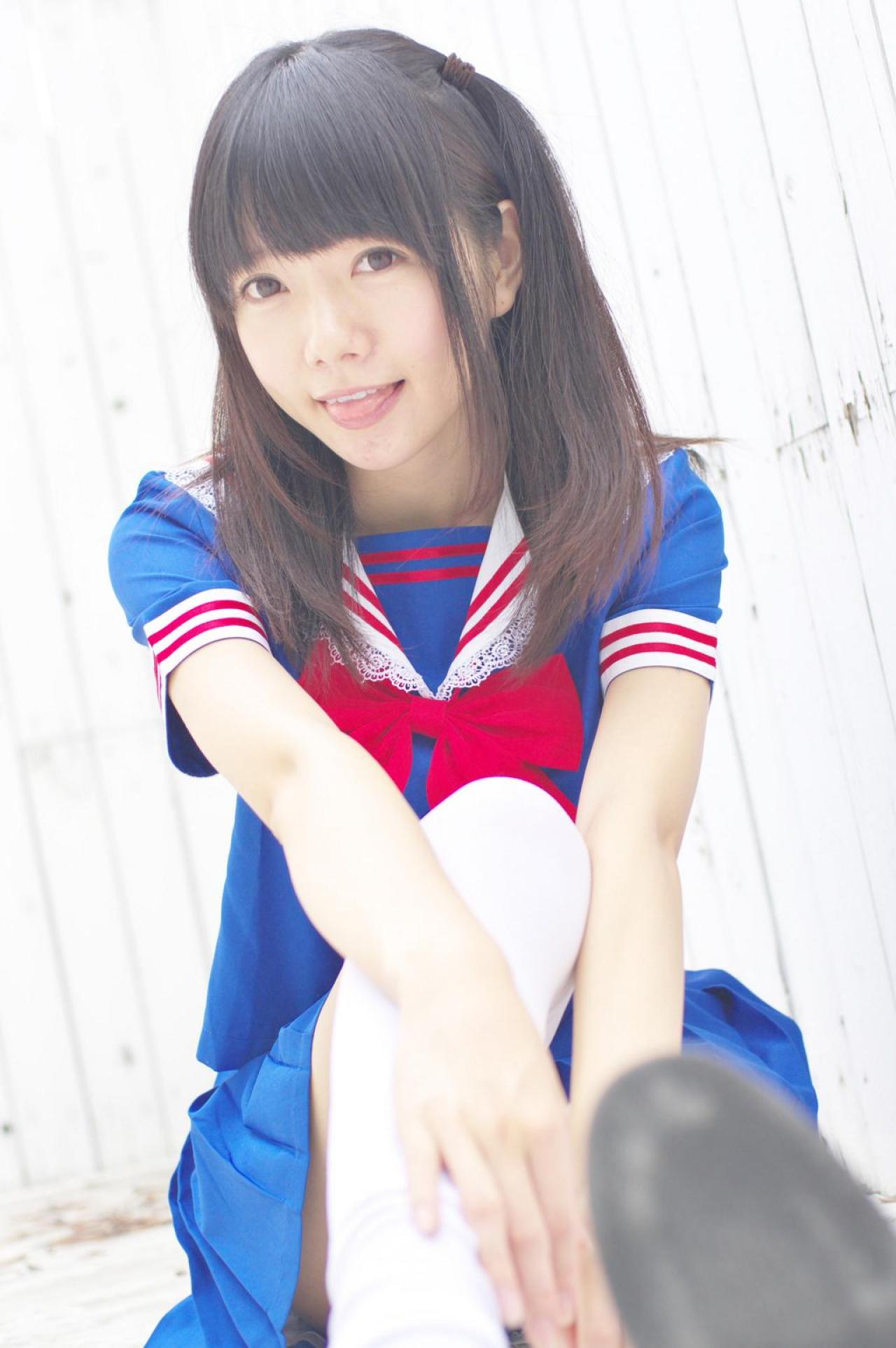 あっきん坐姿嘟嘴卖萌