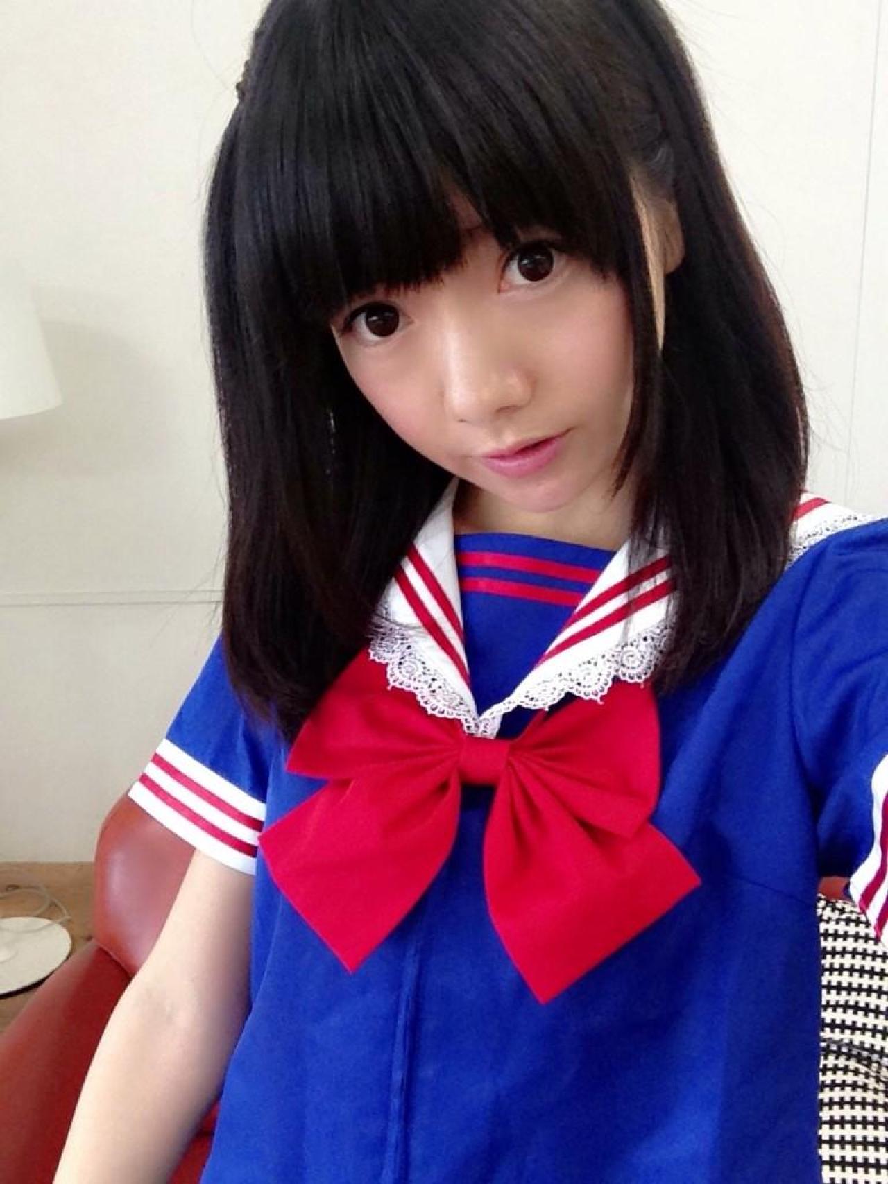 あっきん穿着水手服颔首自拍