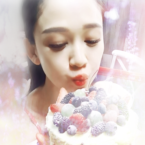 手捧鲜花嘟嘴卖萌的陈乔恩头像