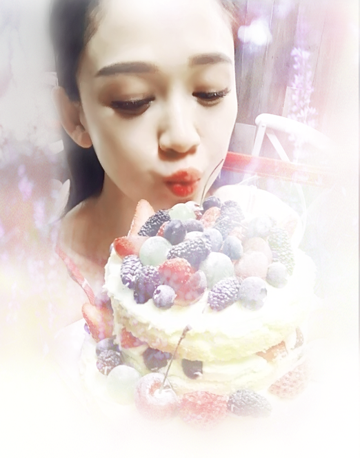 手捧鲜花嘟嘴卖萌的陈乔恩手机壁纸