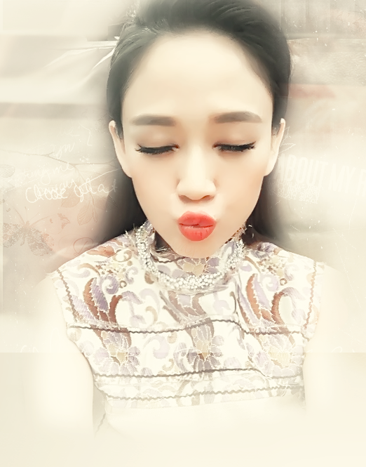 嘟嘴卖萌的陈乔恩手机壁纸