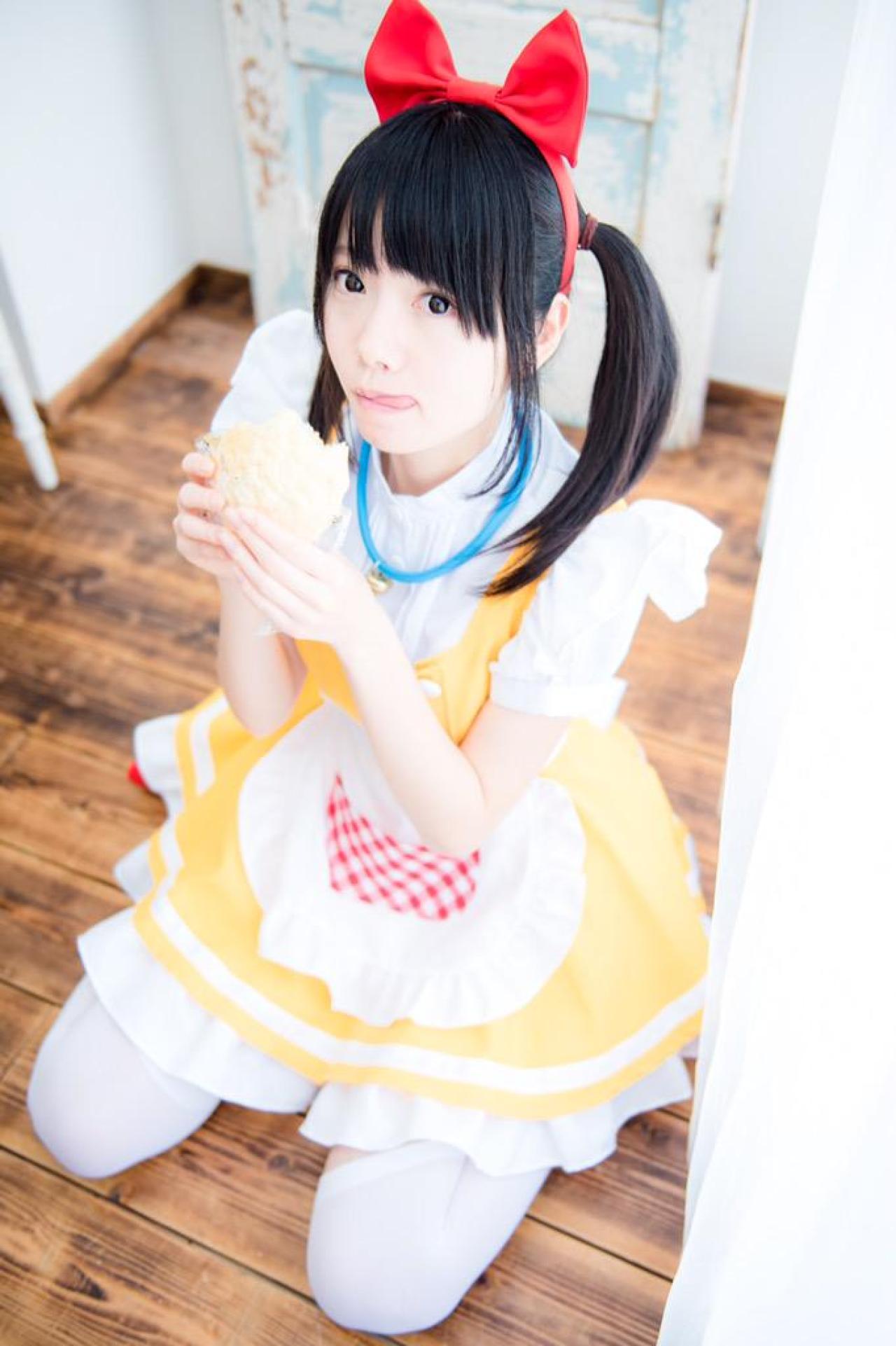 あっきん双手捧着面包，舔嘴角，很好吃的表情