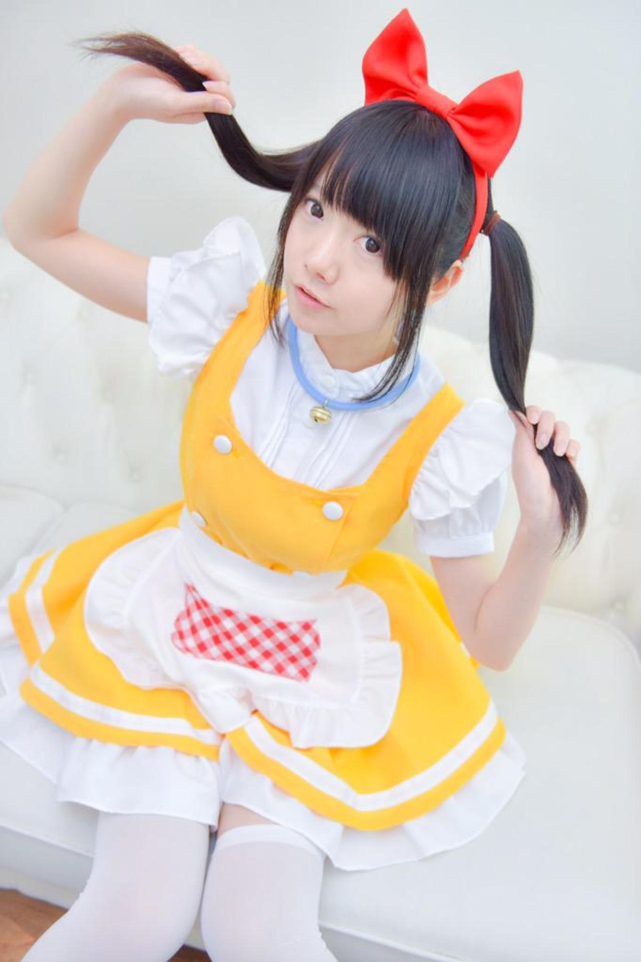 あっきん坐在沙发，双手拉着马尾辫