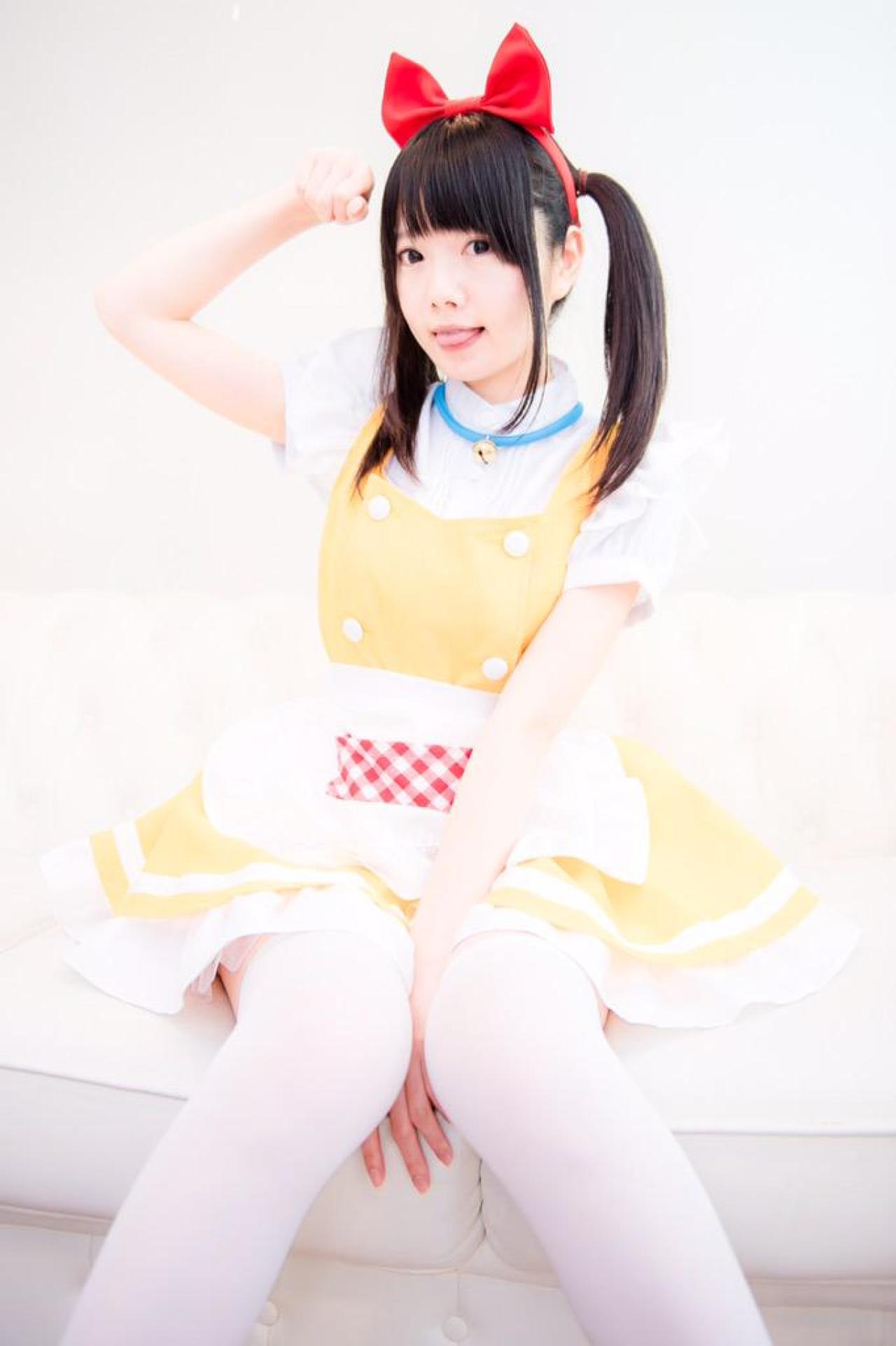 あっきん坐在沙发，吐舌卖萌