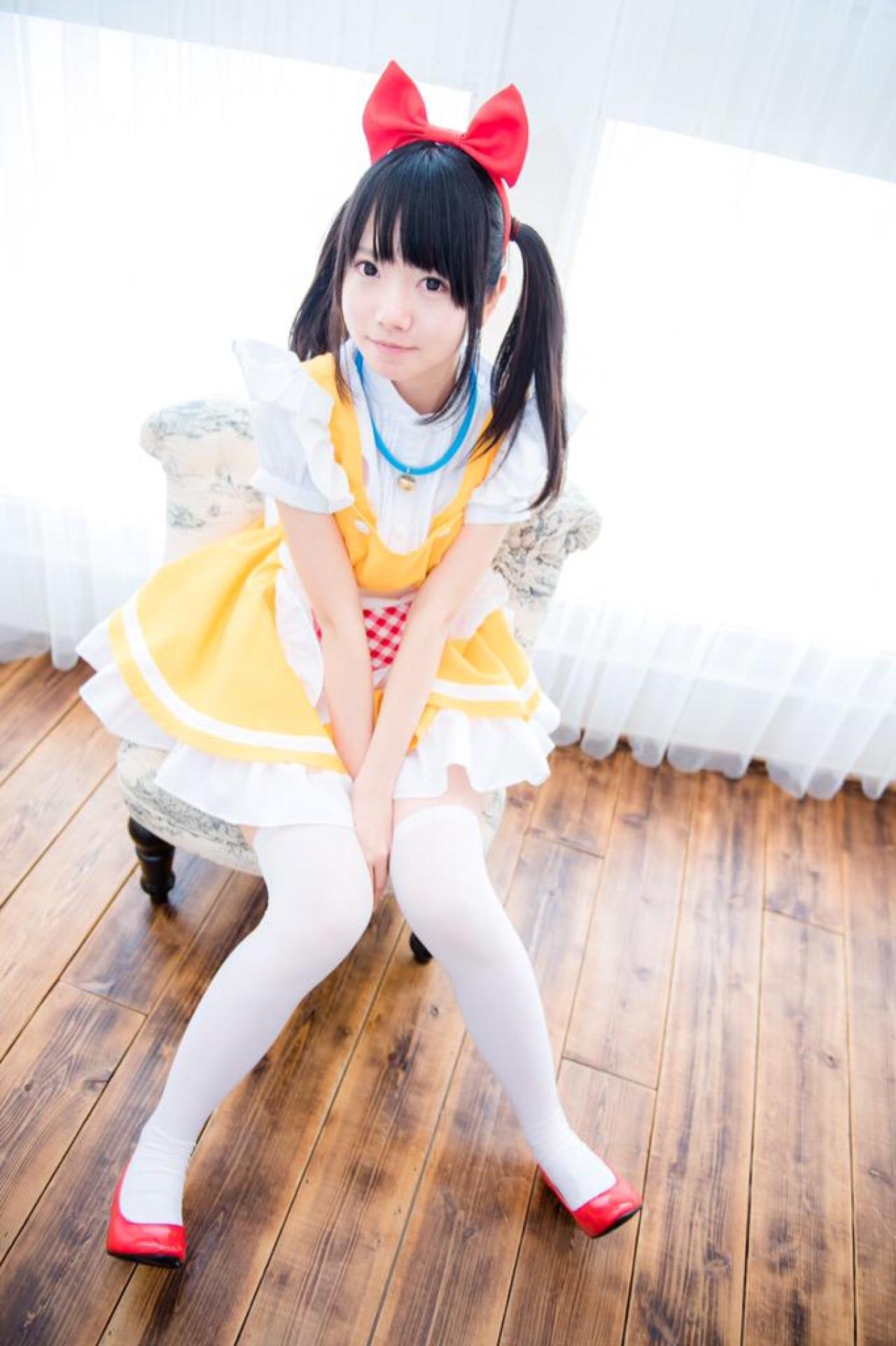 あっきん坐在窗帘旁的椅子上