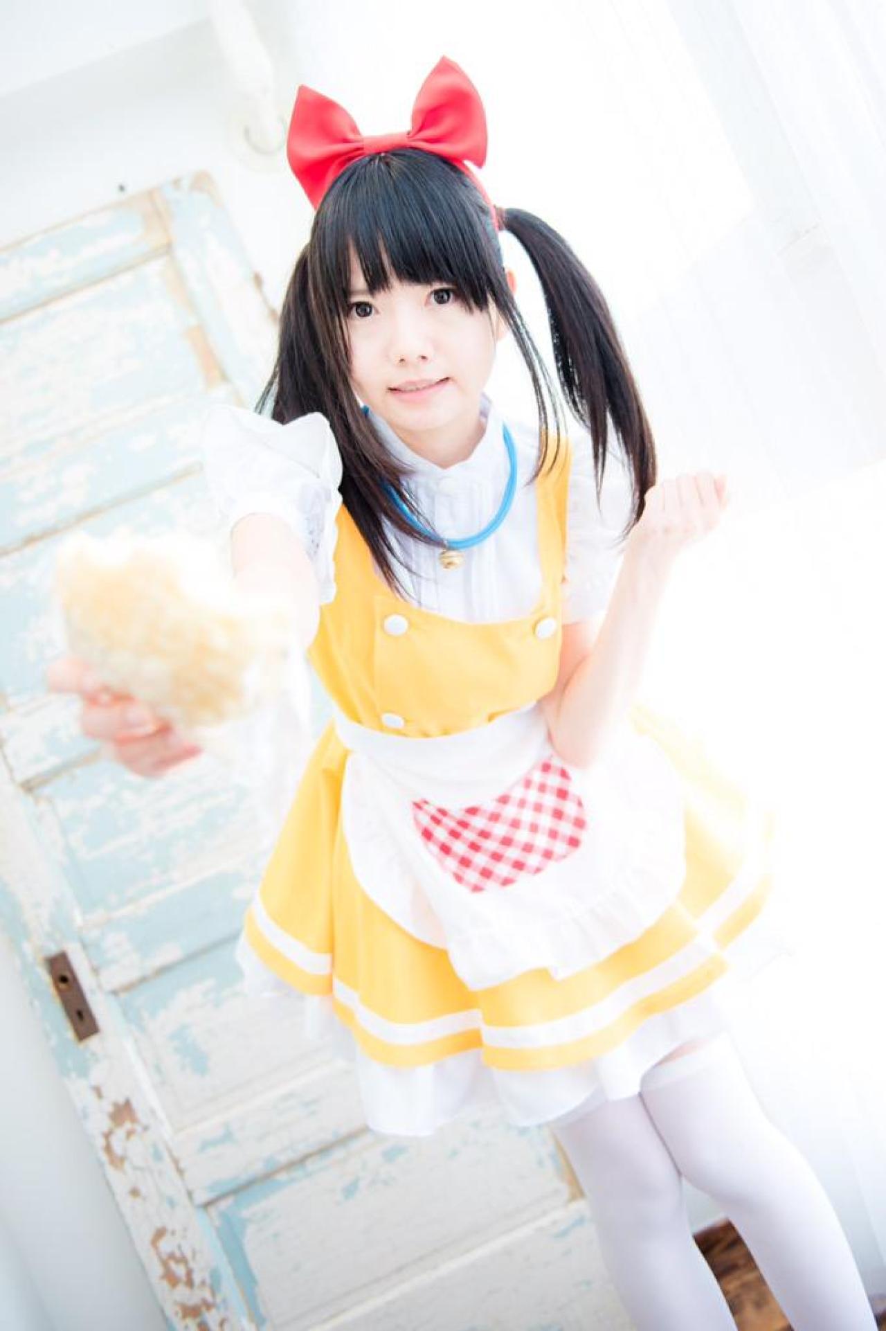 あっきん前倾身子，将面包拿到镜头前